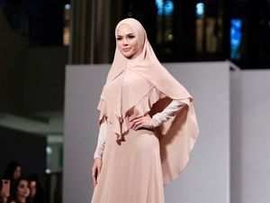 Pertama Kalinya Nikita Mirzani Pakai Hijab Syari, Ini Tampilannya