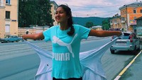 Gayanya pun tentu atletis nan manis. Seru juga ya olahraga sambil keliling dunia! (alibayeva_q/Instagram)