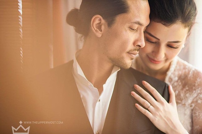 Kimberly Ryder dan Edward Akbar dikabarkan sudah dekat sejak 2013. Pasangan aktor ini pernah bertemu dalam film Air Terjun Pengantin. Kedunya sempat LDR ketika Kimberly melanjutkan kuliah di Inggris. Foto: Instagram @theuppermostphotography
