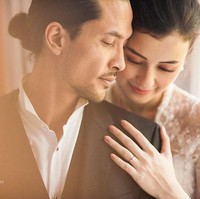 Kimberly Ryder dan Edward Akbar dikabarkan sudah dekat sejak 2013. Pasangan aktor ini pernah bertemu dalam film Air Terjun Pengantin. Kedunya sempat LDR ketika Kimberly melanjutkan kuliah di Inggris. Foto: Instagram @theuppermostphotography