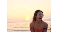 Jasmine menikmati sunset di Anvaya Cove di daerah Morong, Filipina. Gembira betul ya (jazzyalkhaldi/Instagram)