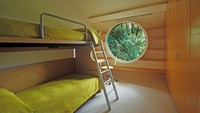 Foto: Tentu di dalamnya ada kasur. Bahkan dilengkapi dapur dan kamar mandi. (Airbnb)