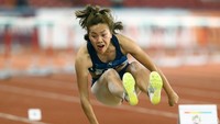 Medali perak diraih Neena Varakil asal India dengan lompatan sejauh 6,51 meter, dan medali perunggu didapatkan Xiaoling Xu asal China dengan lompatan sejauh 6,50 meter.