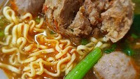 @gourmet.indonesia mencicip bakso mercon urat buatan Bakso Rusuk Samanhudi. Duh, pasti kenyal, gurih dan pedes bangettt! Foto: Instagram