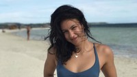 Gaya Jasmine berbikini di Virgin Island di daerah Bohol, Filipina. Imut banget sih (jazzyalkhaldi/Instagram)