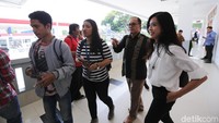 Yeslin Wong bersama kuasa hukumnya tiba di Pengadilan Jakarta Barat pada Senin (27/8). Foto: Ismail/detikHOT