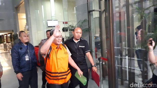 DTM Abdul Hasan Maturidi, tersangka kasus dugaan suap anggota DPRD Sumatera Utara, saat akan ditahan KPK