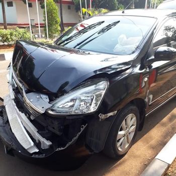 Mobil Nissan Livina hancur di bagian kap mesin