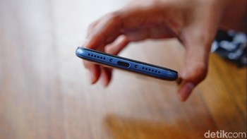 Bagian bawah terdapat port USB Type C dan speaker. Foto: Adi Fida Rahman/detikINET