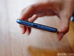 Unboxing Pocophone F1, Ponsel Gahar Ramah Kantong