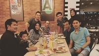 Happy weekend, tulis Fajar Alfian saat makan bersama keluarganya di salah satu restoran steak wilayah Bandung. Semua sajian sudah habis dimakan oleh Fajar dan keluarganya. Foto: Instagram fjralf95