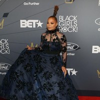 Penyanyi 52 tahun itu muncul dalam balutan gaun gelap dengan rok megar dramatis. Gaun bermotif floral itu hadir dalam bahan transparan yang mengekpos bahu dan lengan Janet. (Foto: Manny Carabel/Getty Images)