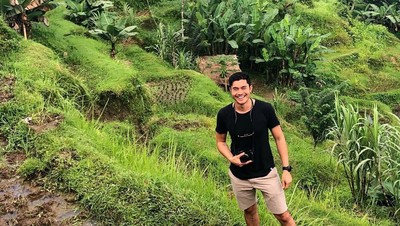 Potret Liburan Henry Golding Si Crazy Rich Asians