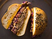 Ke Singapura? Jangan Lupa Cicipi 9 Burger Lezat dan Juicy Ini