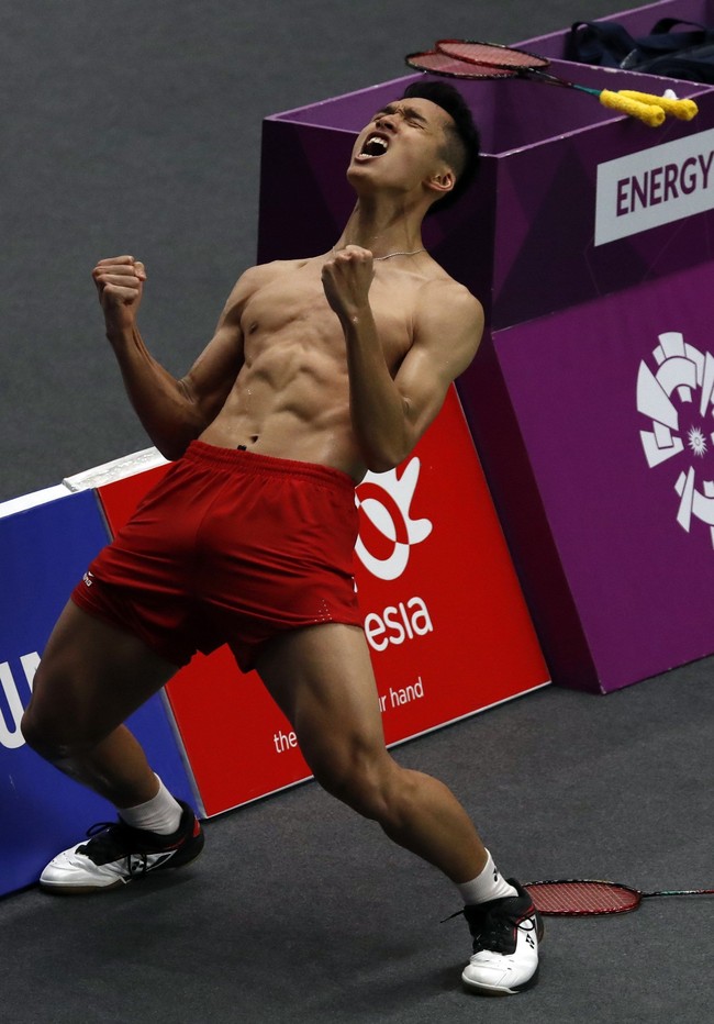 Jonatan Christie kembali mendapat banyak teriakan dari penonton khususnya wanita ketika dia berhasil melaju ke babak final bulutangkis Asian Games 2018. Apalagi ketika dia langsung membuka bajunya dan memperlihatkan perut six packnya usai memenangkan pertandingan hari ini Senin (27/8/2018). Foto: Reuters