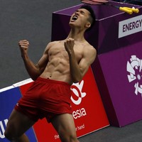 Jonatan Christie kembali mendapat banyak teriakan dari penonton khususnya wanita ketika dia berhasil melaju ke babak final bulutangkis Asian Games 2018. Apalagi ketika dia langsung membuka bajunya dan memperlihatkan perut six packnya usai memenangkan pertandingan hari ini Senin (27/8/2018). Foto: Reuters
