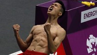 Selebrasi buka baju Jonatan Christie jadi salah satu yang viral di Asian Games 2018 ini. Selebrasi ini dilakukan Jojo usai memenangi semifinal tunggal putra. (Reuters)