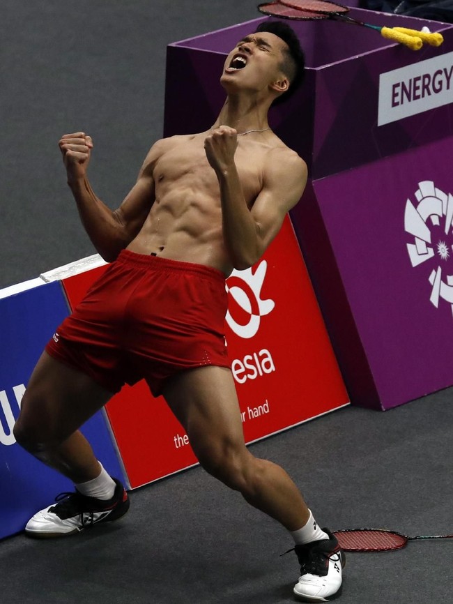 Menang dengan skor 21-15, 15-21, 21-19, Jojo pun meluapkan kebahagiannya dengan melucuti bajunya sehingga mengekspos torso kekarnya. Momen tersebut lantas mengundang histeria para penonton, tak cuma di Istora Senayan, Jakarta, tapi juga di dunia maya. (Foto: Reuters)