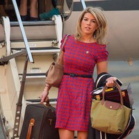 Natasha cukup strong. Dia mengangkut perlengkapan tersebut sendiri. Koper, tas makeup, busana yang dijinjing hingga tas-tas lainnya dibawa dengan kedua tangannya.  Foto: dok. Getty Images