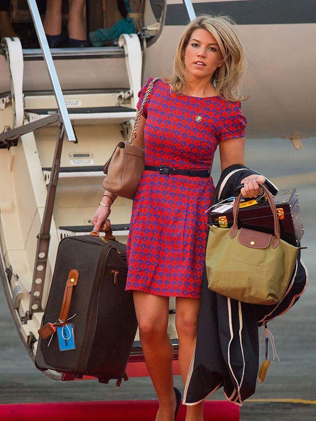 Natasha cukup strong. Dia mengangkut perlengkapan tersebut sendiri. Koper, tas makeup, busana yang dijinjing hingga tas-tas lainnya dibawa dengan kedua tangannya.  Foto: dok. Getty Images