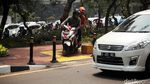 Nggak Ada Kapoknya! Pemotor Nekat Terobos Jalur Pejalan Kaki