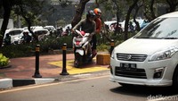 Aksi tak tertib ini juga berbahaya bagi pengendara sepeda motor tersebut.