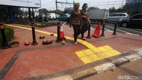 Pejalan kaki harus berbagi jalur dengan pengendara sepeda motor.