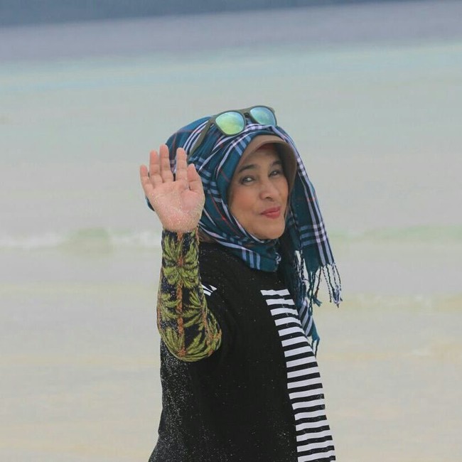 Untuk kesempatan tertentu seperti saat berlibur, Neno terlihat mencoba gaya baru meski tak begitu berbeda dari biasanya. Ia memakai pashmina bercorak yang ia tumpuk di atas hijab polosnya. Foto: Instagram/Nenowarismannew