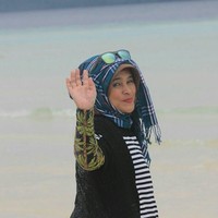 Untuk kesempatan tertentu seperti saat berlibur, Neno terlihat mencoba gaya baru meski tak begitu berbeda dari biasanya. Ia memakai pashmina bercorak yang ia tumpuk di atas hijab polosnya. Foto: Instagram/Nenowarismannew