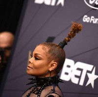 Menariknya, gaya rambut Janet yang tak kalah nyentriknya. Pelantun What Have You Done For Me Lately itu bersolek dengan hair-do yang tinggi seperti tongkat. (Foto: Manny Carabel/Getty Images)