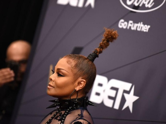Menariknya, gaya rambut Janet yang tak kalah nyentriknya. Pelantun What Have You Done For Me Lately itu bersolek dengan hair-do yang tinggi seperti tongkat. (Foto: Manny Carabel/Getty Images)