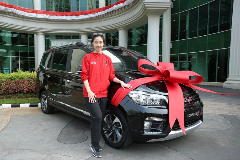 Lindswell Kwok berpose di depan Wuling Confero S. Foto: Dok. Wuling Motors Indonesia Lindswell Kwok berpose di depan Wuling Confero S. Foto: Dok. Wuling Motors Indonesia