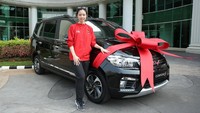 Apresiasi Wuling terhadap Lindswell dilakukan secara simbolis melalui penyerahan kunci satu unit Confero S 1.5L Lux+ warna Starry Black (hitam) kepada sang atlet. Foto: Dok. Wuling Motors Indonesia