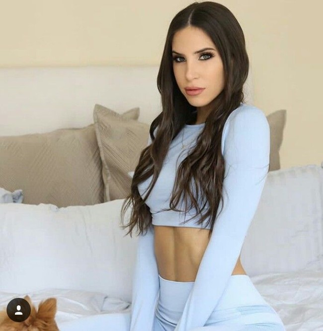 Jen pernah tampil di sejumlah majalah. Ia tampil di Vanity Fair hingg majalah FHM. Foto: Instagram