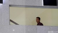 Sebelumnya, KPK telah menetapkan 38 tersangka dalam kasus ini. Ke-38 orang itu diduga menerima suap dari mantan Gubernur Sumut Gatot Pujo Nugroho senilai Rp 300-350 juta per orangnya.