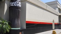 Sebuah botol Coca-cola diletakkan di sudut gedung ini. Bukan botol biasa tapi botol raksasa. Ternyata botol besar ini merupakan bagian dari gedung Coca-cola yang didesain oleh Robert Derrah pada tahun 1936-1937. Foto: Istimewa