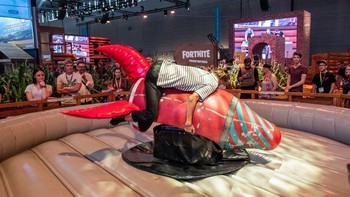 Pengunjung juga bisa mencoba menunggangi banteng mekanik. Foto: Andrew Hoyle/CNET