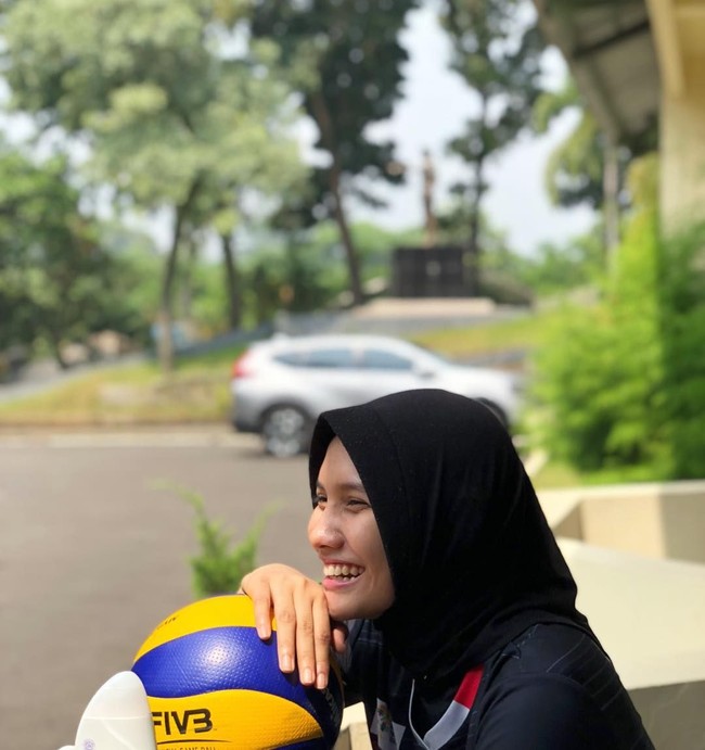 Nandita dan tim kembali meraih medali perak pada Sea Games 2017. Parasnya yang manis dan prestasinya di usia muda membawa Nandita menjadi Miss Bola Voli pada ajang Piala VTV tahun 2016. (Foto: Instagram/nanditaayu17)