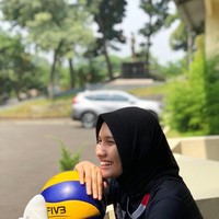 Nandita dan tim kembali meraih medali perak pada Sea Games 2017. Parasnya yang manis dan prestasinya di usia muda membawa Nandita menjadi Miss Bola Voli pada ajang Piala VTV tahun 2016. (Foto: Instagram/nanditaayu17)