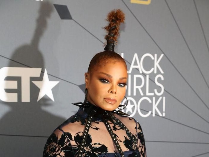 Gaya Rambut Janet Jackson NEWARK, NJ - AUGUST 26: Janet Jackson attends the Black Girls Rock! 2018 Red Carpet at New Jersey Performing Arts Center on August 26, 2018 in Newark, New Jersey. (Photo by Manny Carabel/Getty Images)