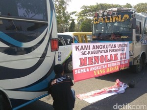 Angkutan Umum Mogok, Warga Purworejo Numpang Truk Polisi