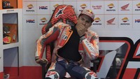 Bosan menunggu bikin Marc Marquez terlihat mengantuk. Sang juara dunia sempat tertidur di garasinya. (Mirco Lazzari gp/Getty Images)