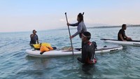 Menteri Kelautan dan Perikanan Susi Pudjiastuti di perairan Pulau Sahi Natuna. Nampak susi sedang berada di atas paddle. Pool/Dok. Kementerian Kelautan dan Perikanan.