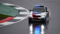 Safety car melintasi trek Silverstone. Atas alasan keamanan balapan akhirnya dibatalkan. (AFP PHOTO / Oli SCARFF)