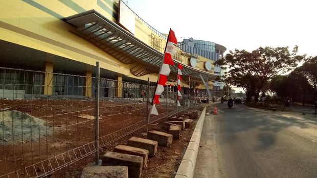 Penampakan akses masuk ke Pesona Square yang terlihat dari Jl Ir H Juanda
