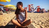 Santai di pantai kawasan Algarve (ai_shynazbekova/Instagram)