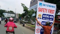 Menganjurkan berkendara aman, pengendara ini malah bawa papan besar menggunakan sepeda motor. Foto: Pool(BoredPanda)