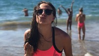 Tak lupa, Yekaterina juga menyempatkan main air di salah satu pantai di Spanyol. Mau dong main air bareng Yekaterina (Ekaterina Simonova/vk)