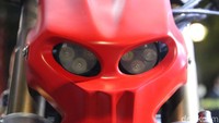 Pemilik motor sport ini memasang batok lampu dengan desain ala robot Transformers. Tambahkan lampu LED supaya jadi mata robot. Foto: Dadan Kuswaraharja