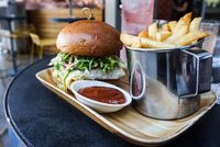 Ke Singapura? Jangan Lupa Cicipi 9 Burger Lezat dan Juicy Ini